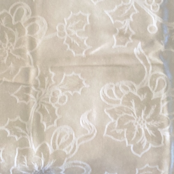 IVORY DAMASK TABLECLOTH NWOT 70” X 84” - Picture 2 of 16